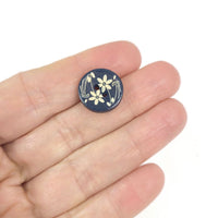 6 boutons de bois marine avec motif de fleurs 15mm