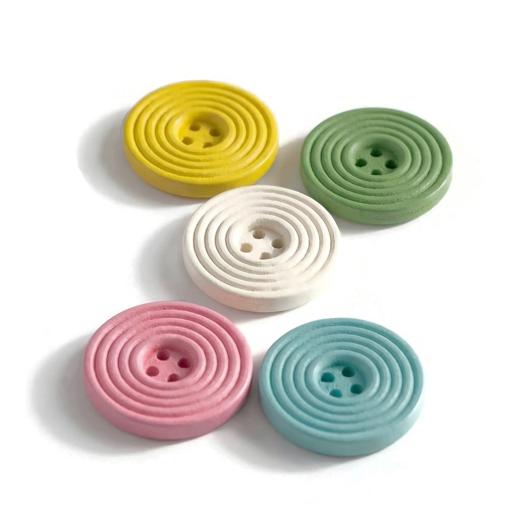 6 Boutons de bois pastel de 25mm - avec motifs de cercles