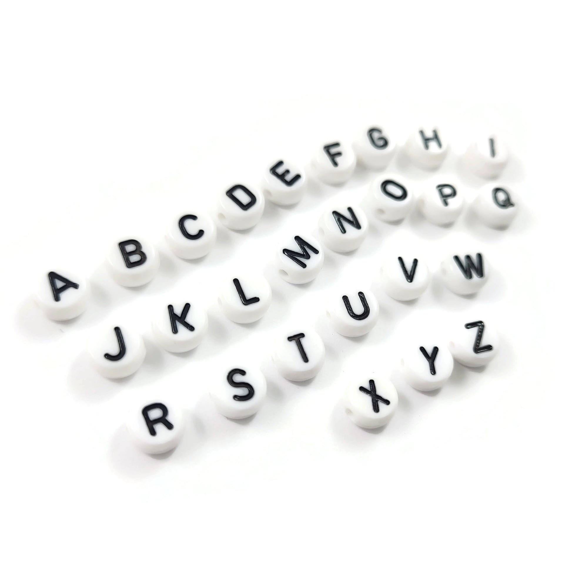 Perles blanches avec lettres noires