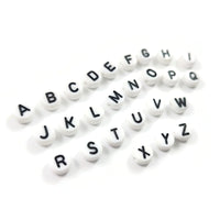 Perles blanches avec lettres noires