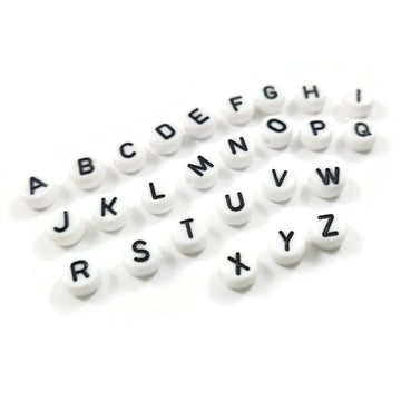 Perles blanches avec lettres noires
