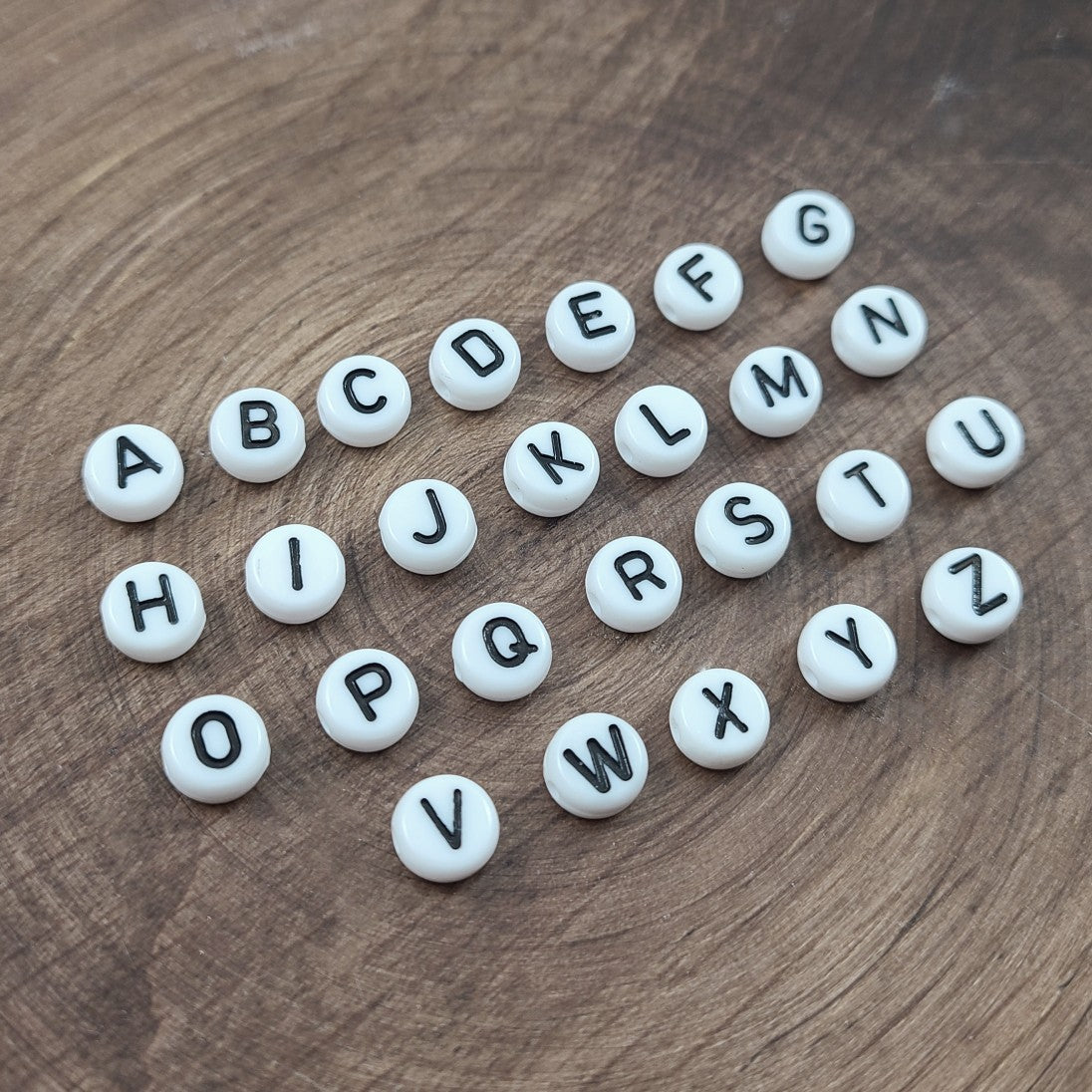 Perles blanches avec lettres noires