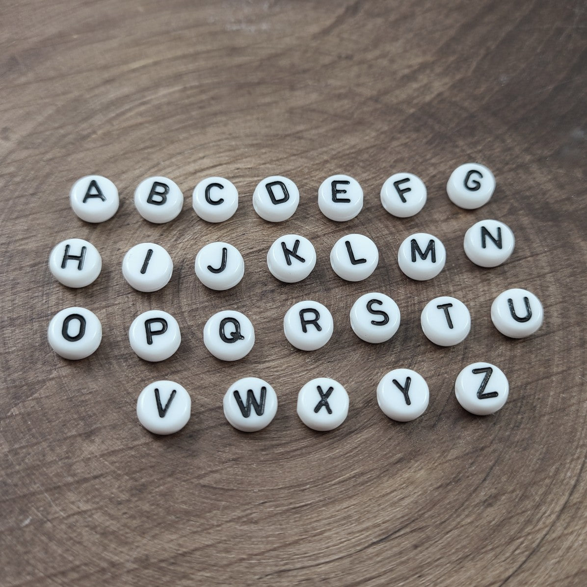 Perles blanches avec lettres noires