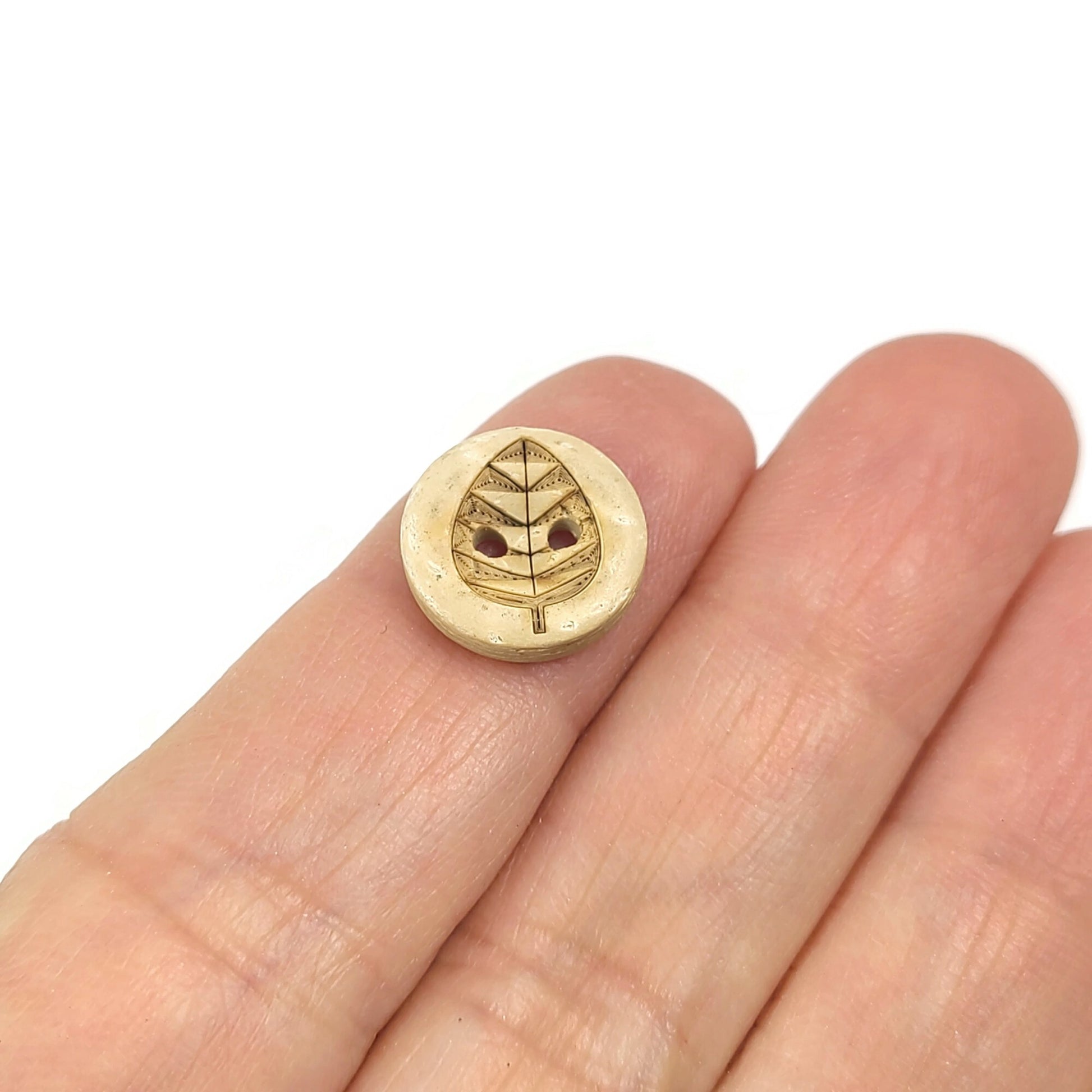 6 Coconut Shell Buttons 13mm - Rustic Leaf
