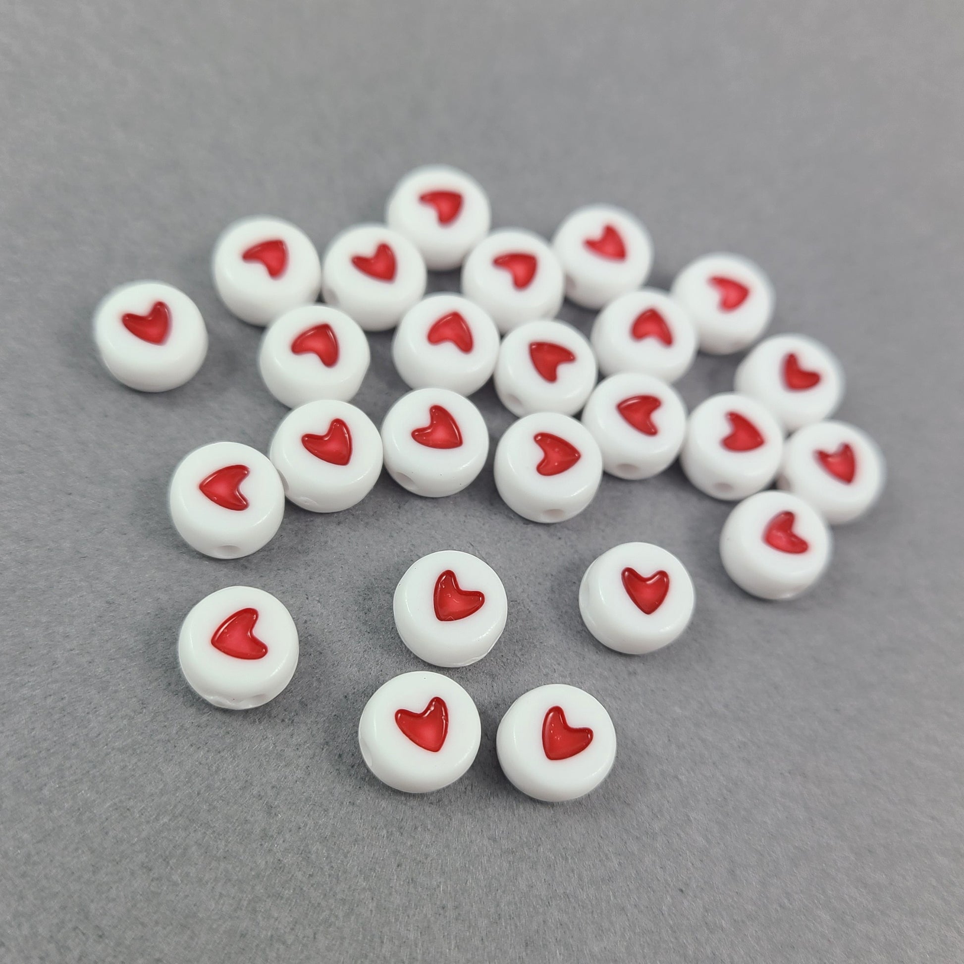25 Perles blanches avec coeur rouge