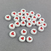 25 Perles blanches avec coeur rouge