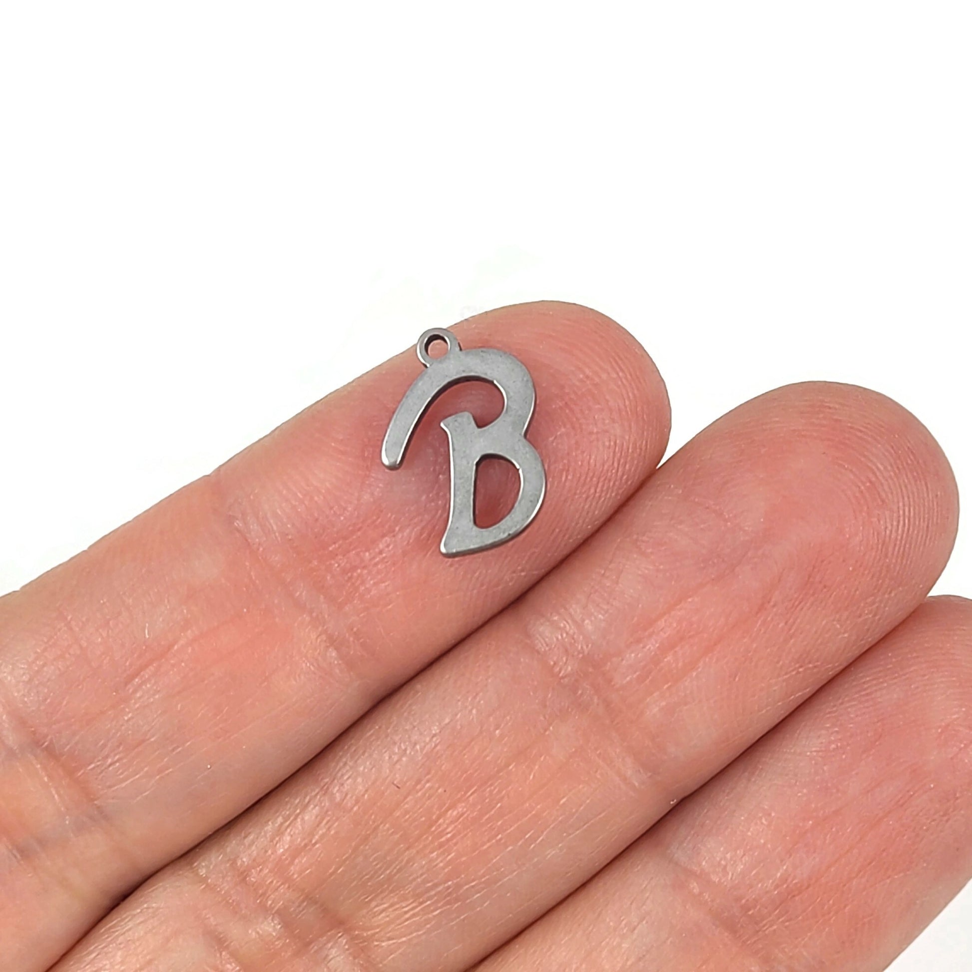 Breloque initiale cursive en acier inoxydable