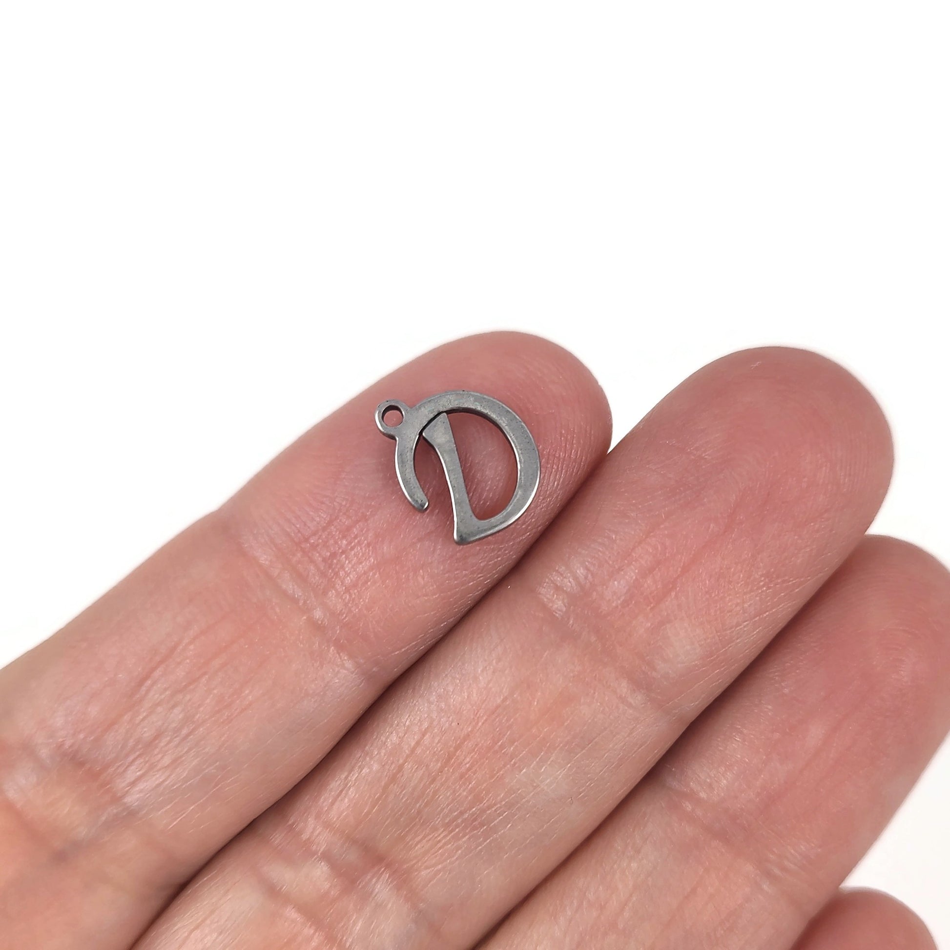 Breloque initiale cursive en acier inoxydable