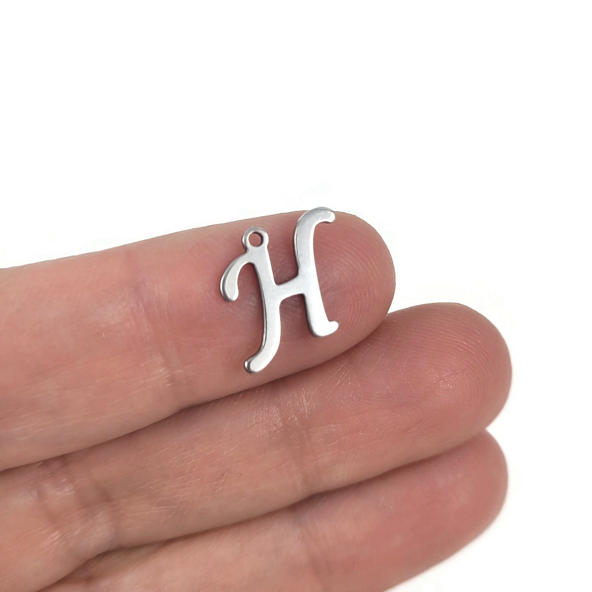 Breloque initiale cursive en acier inoxydable