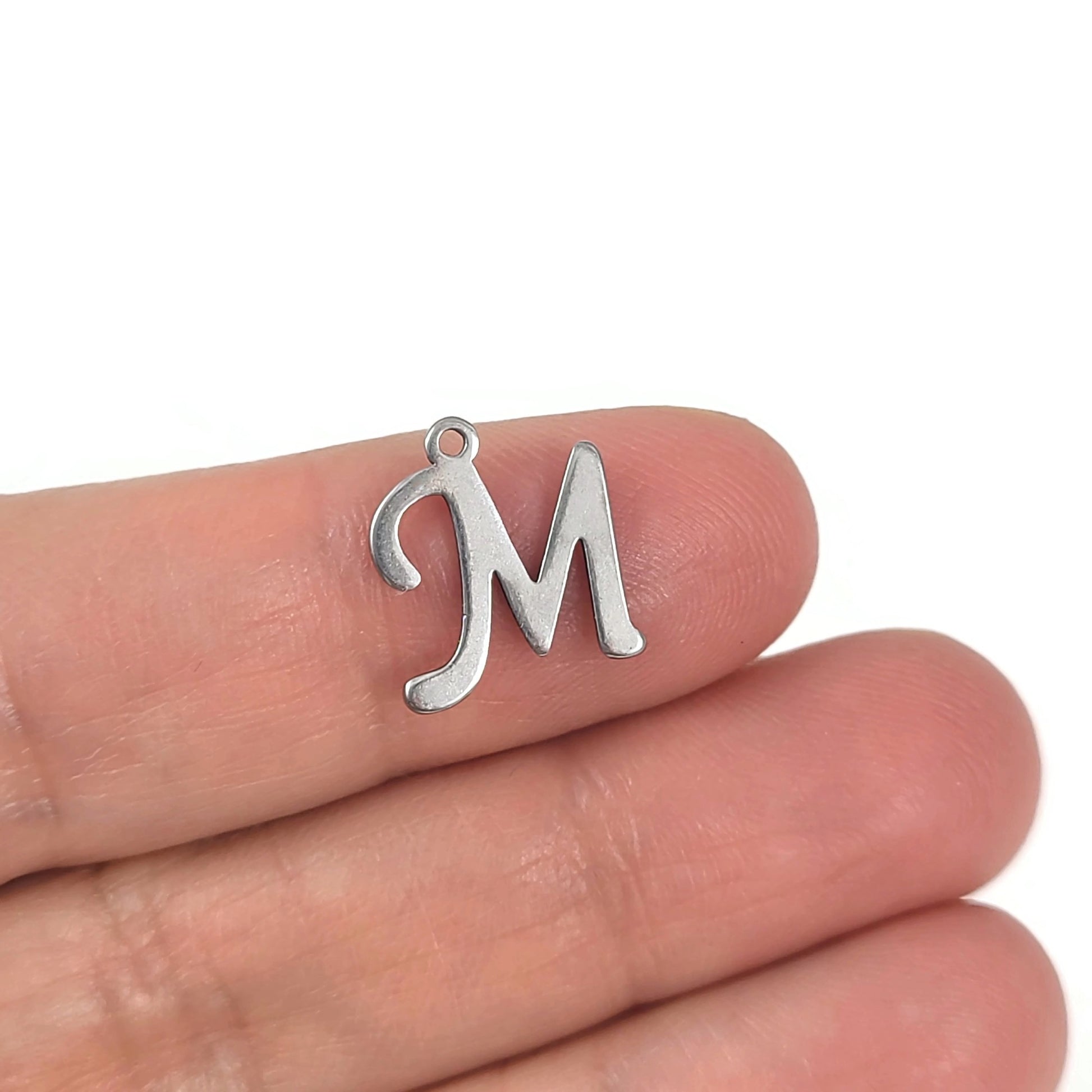 Breloque initiale cursive en acier inoxydable