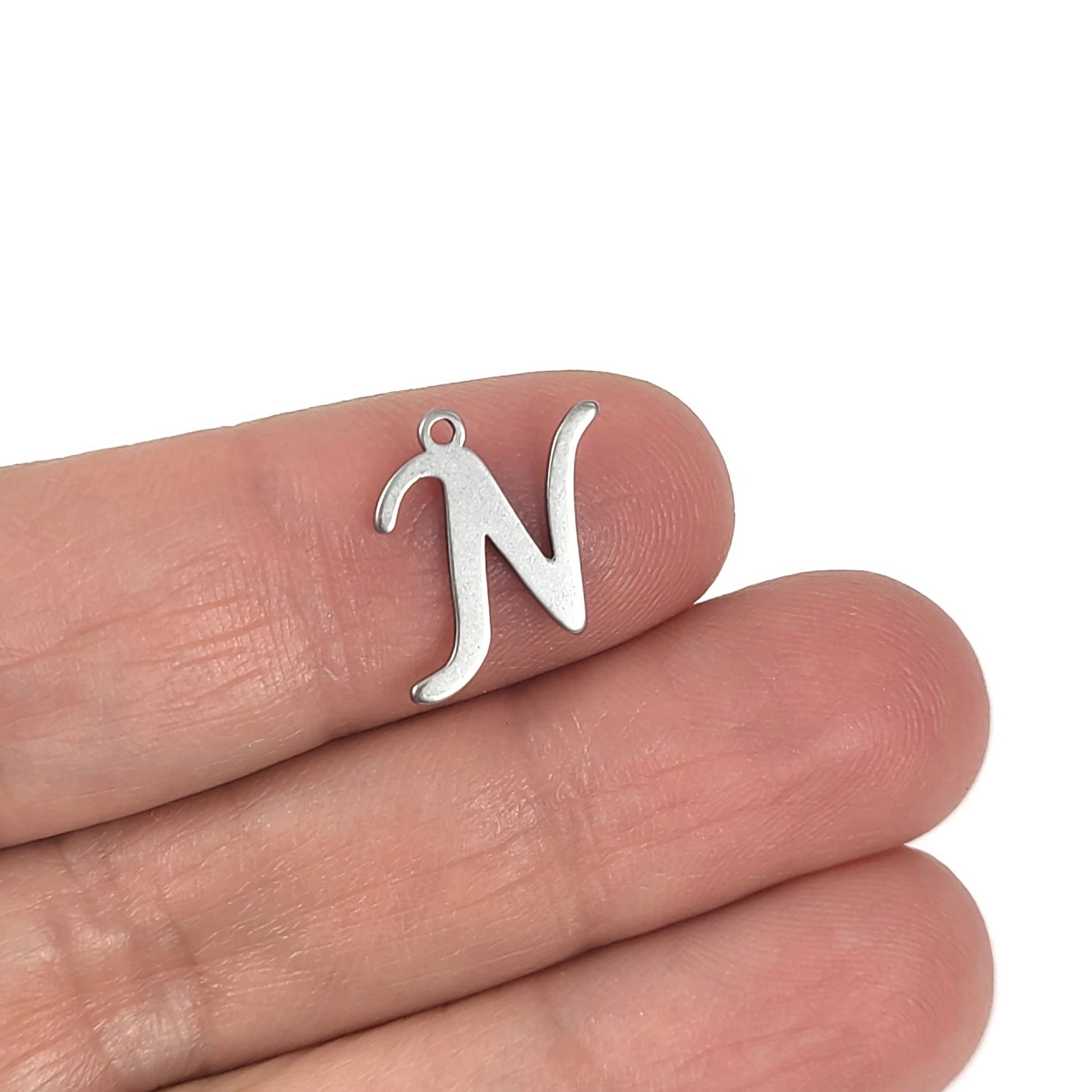 Breloque initiale cursive en acier inoxydable