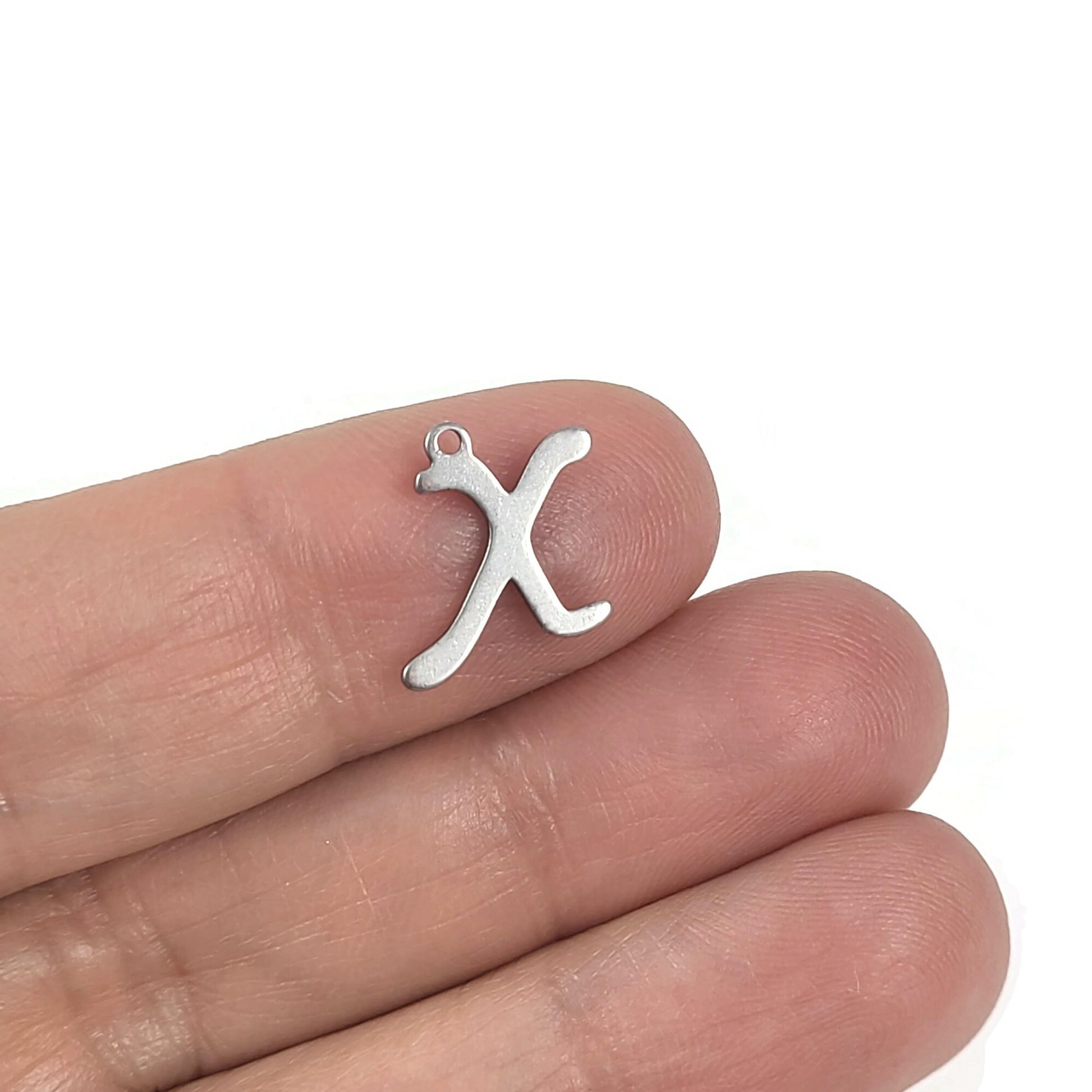 Breloque initiale cursive en acier inoxydable