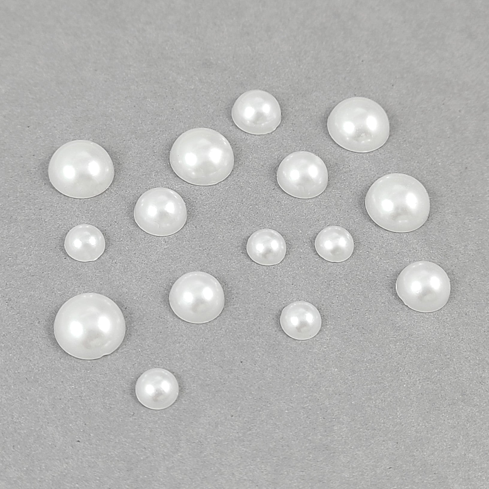 50 cabochons perlés blancs