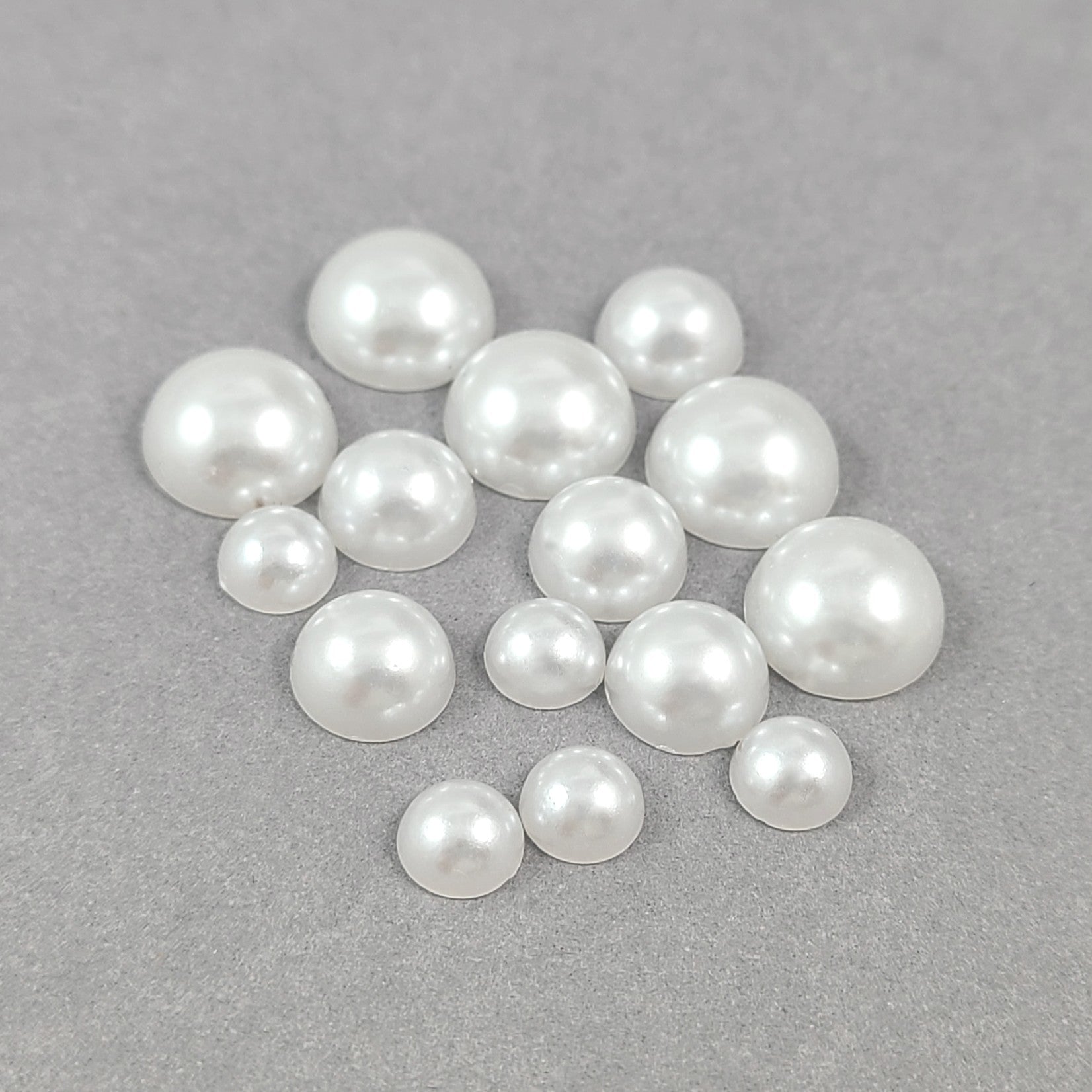 50 cabochons perlés blancs