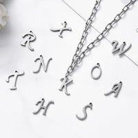 Breloque initiale cursive en acier inoxydable