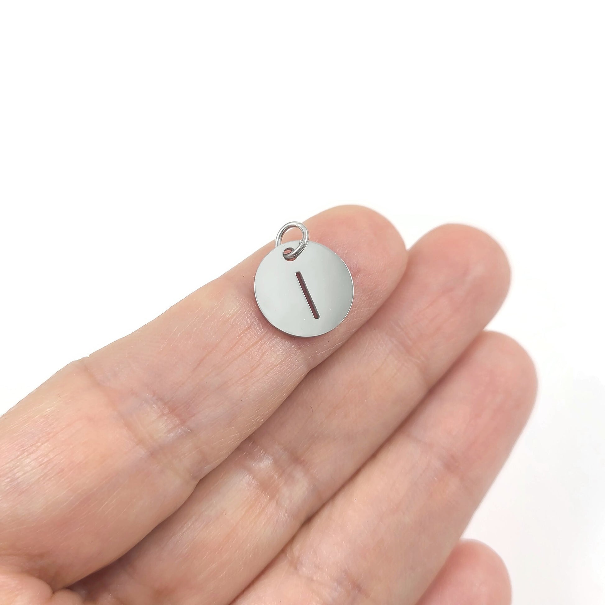 Breloque initiale ronde en acier inoxydable