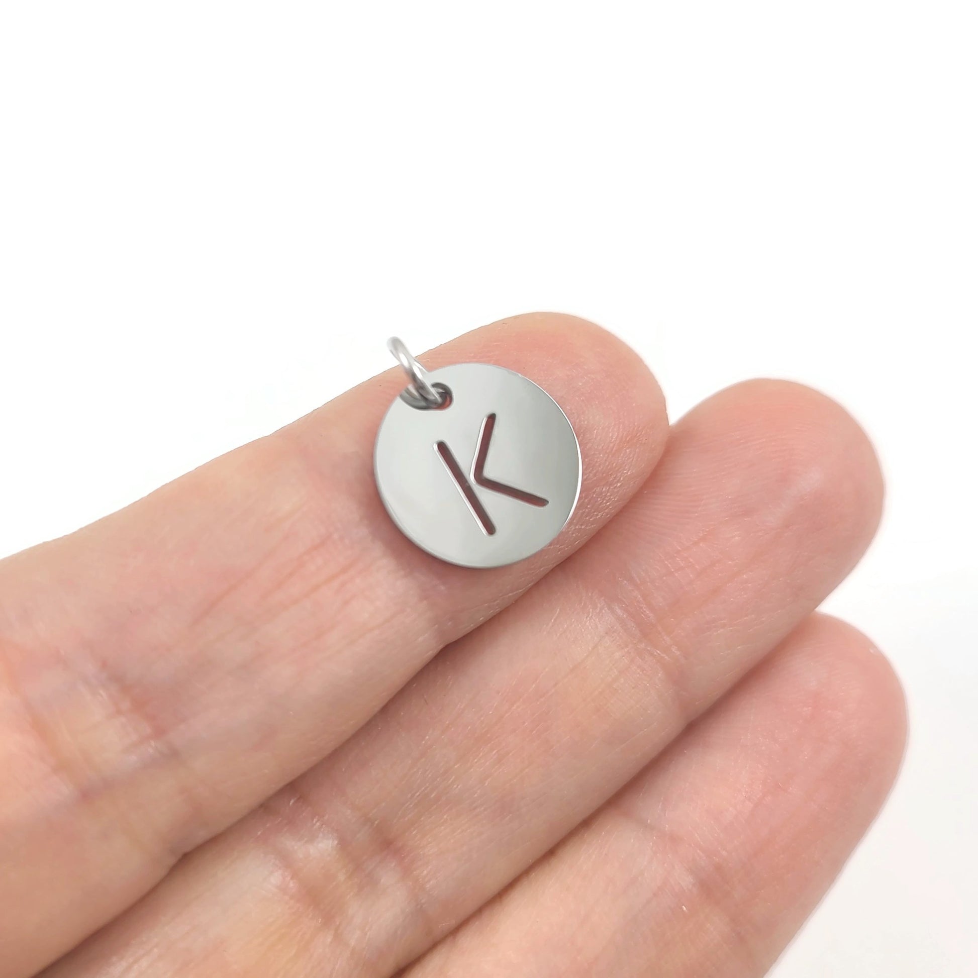 Breloque initiale ronde en acier inoxydable