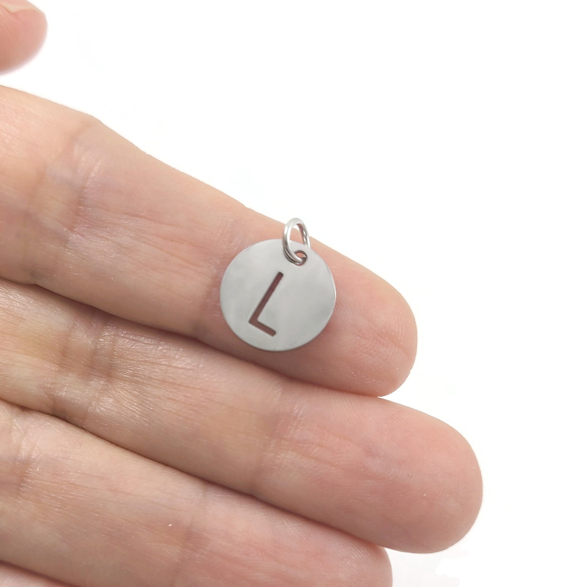 Breloque initiale ronde en acier inoxydable