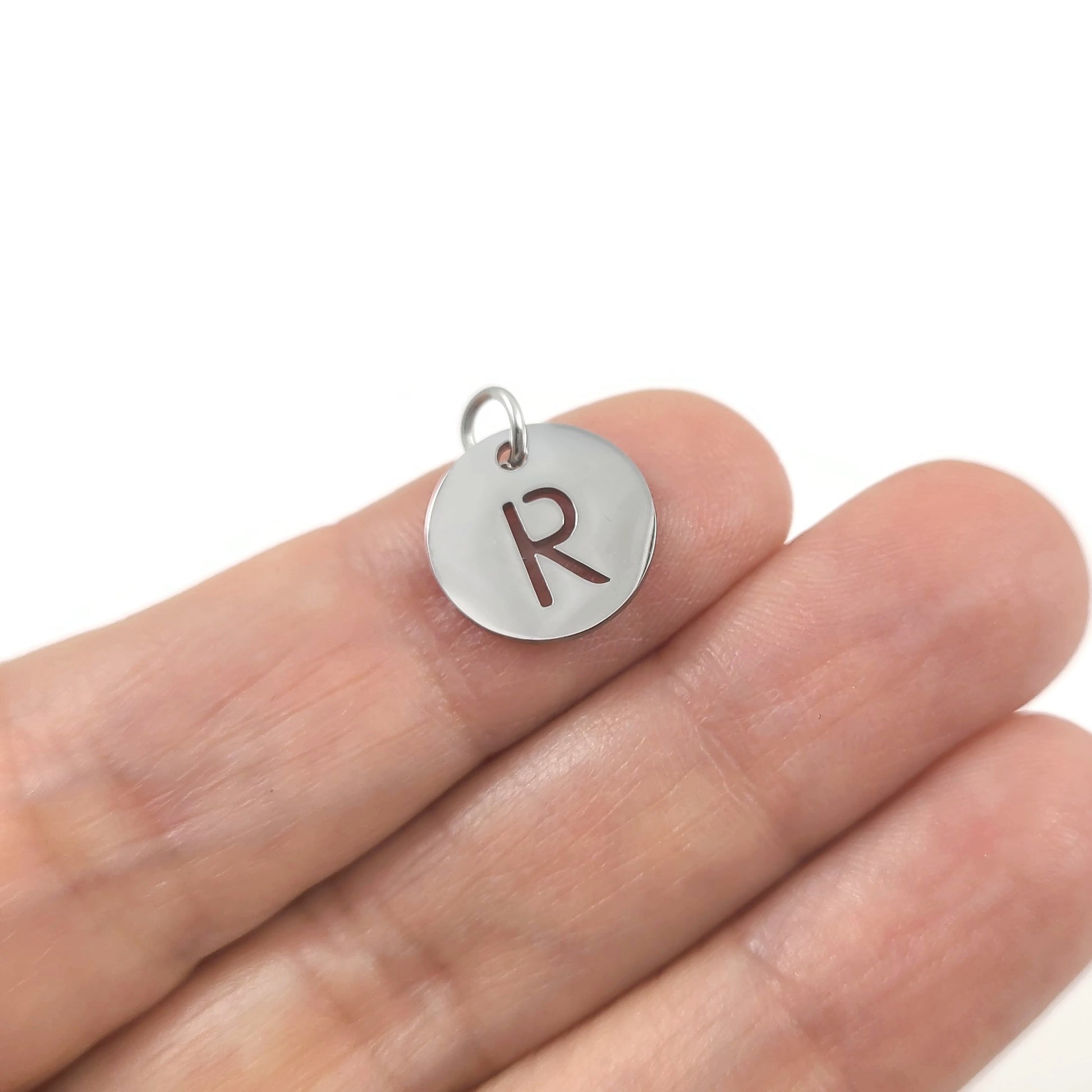 Breloque initiale ronde en acier inoxydable