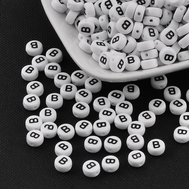 Perles blanches avec lettres noires