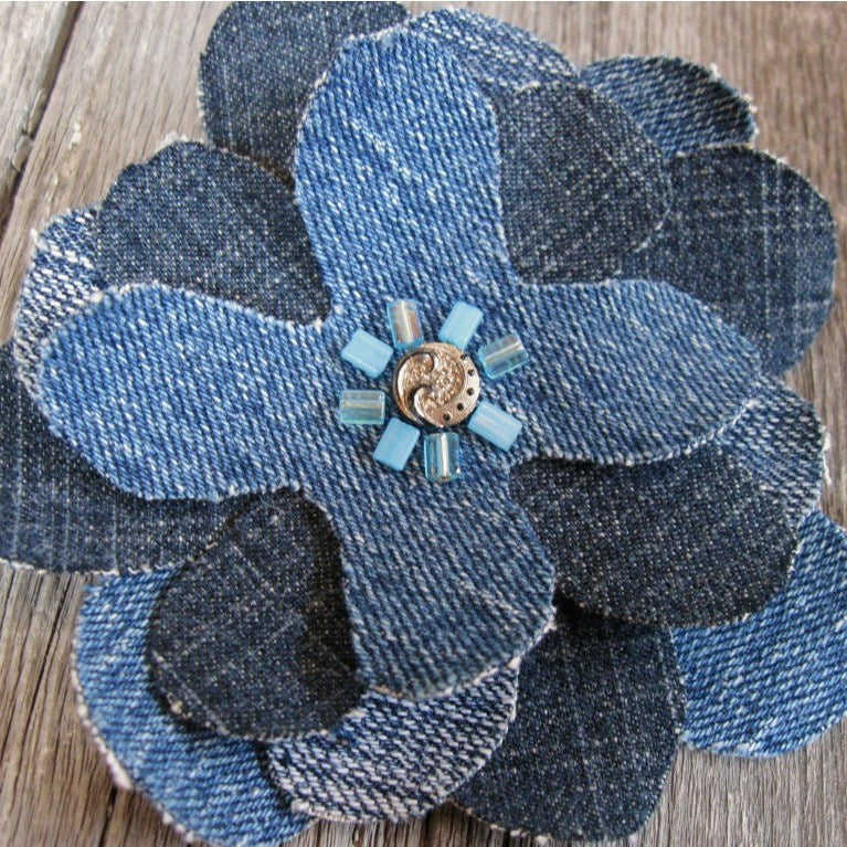 Fleurs en tissu de jeans DIY – tutoriel et patron téléchargeable