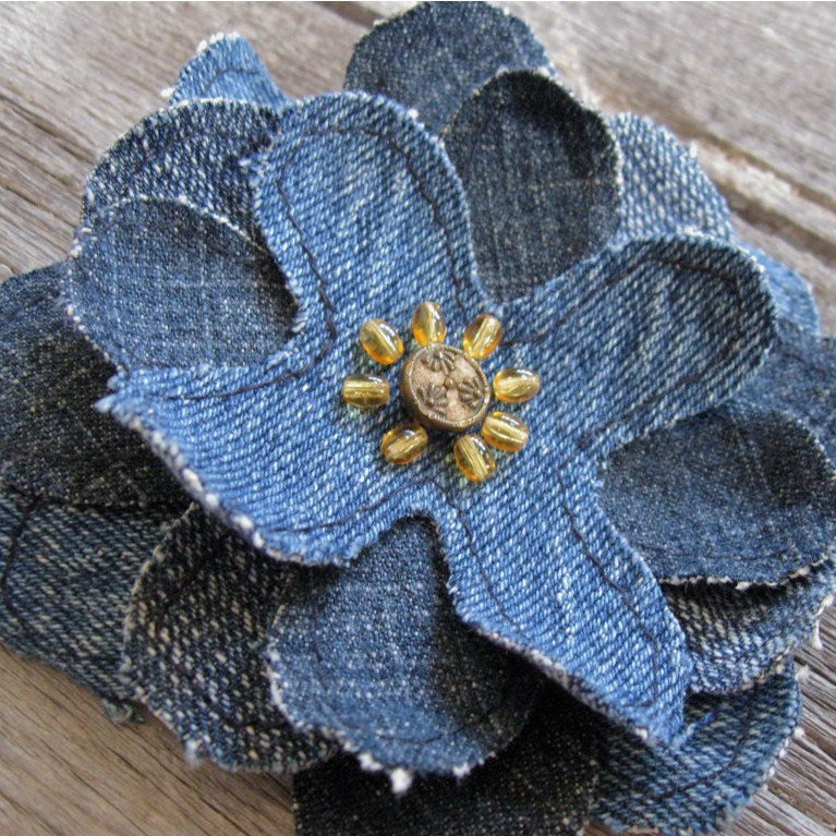 Fleurs en tissu de jeans DIY – tutoriel et patron téléchargeable
