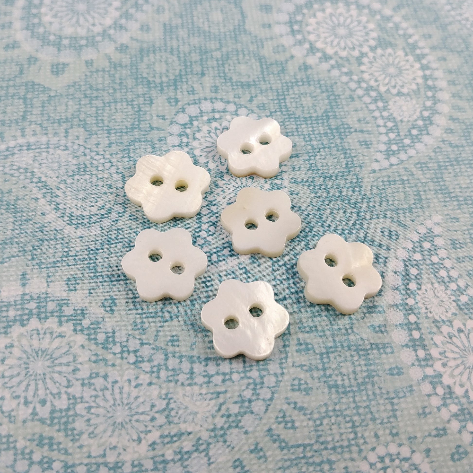 Bouton fleur en nacre véritable 11 ou 13mm - ensemble de 6 boutons
