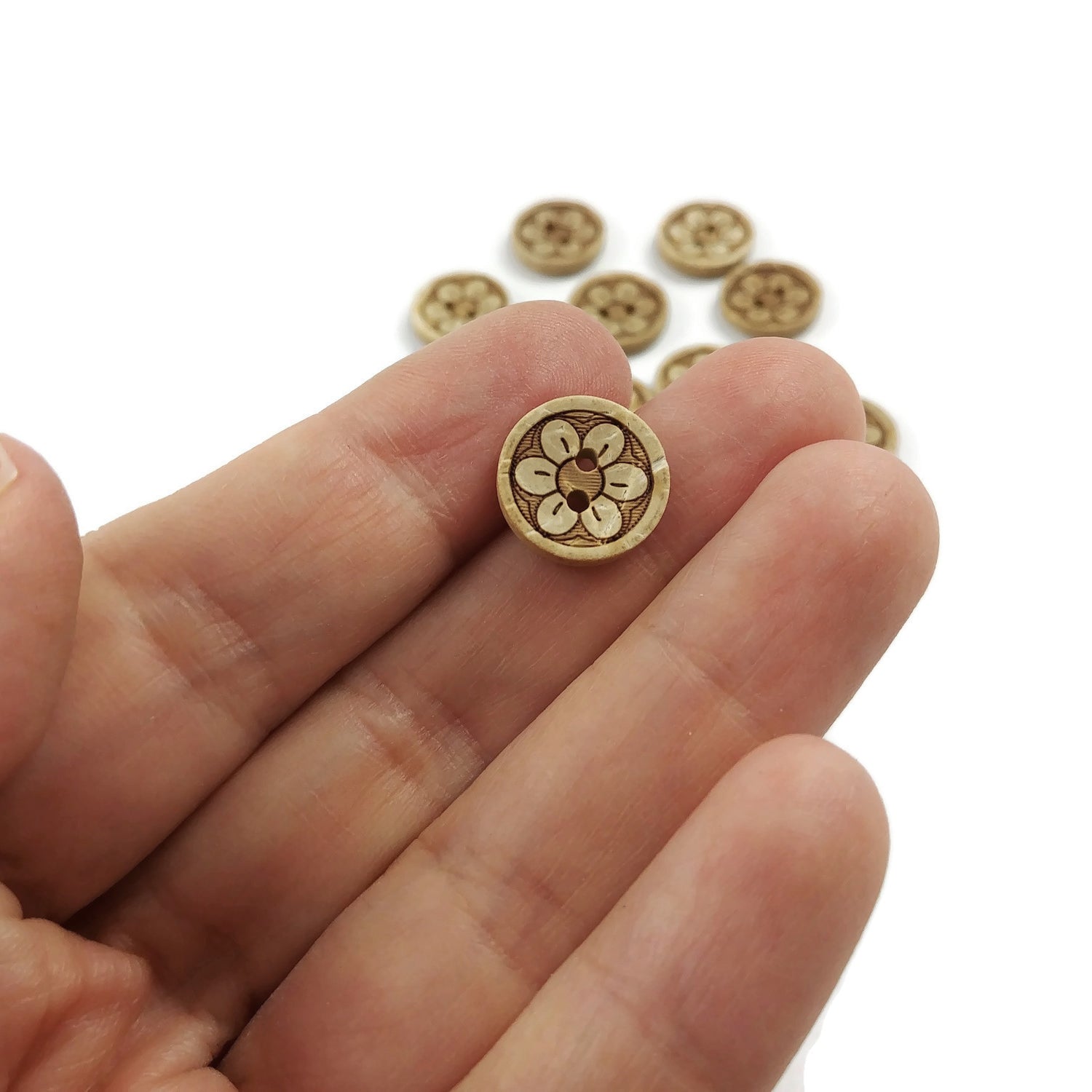 10 Coconut Shell Buttons 13 or 15mm - Daisy Flower