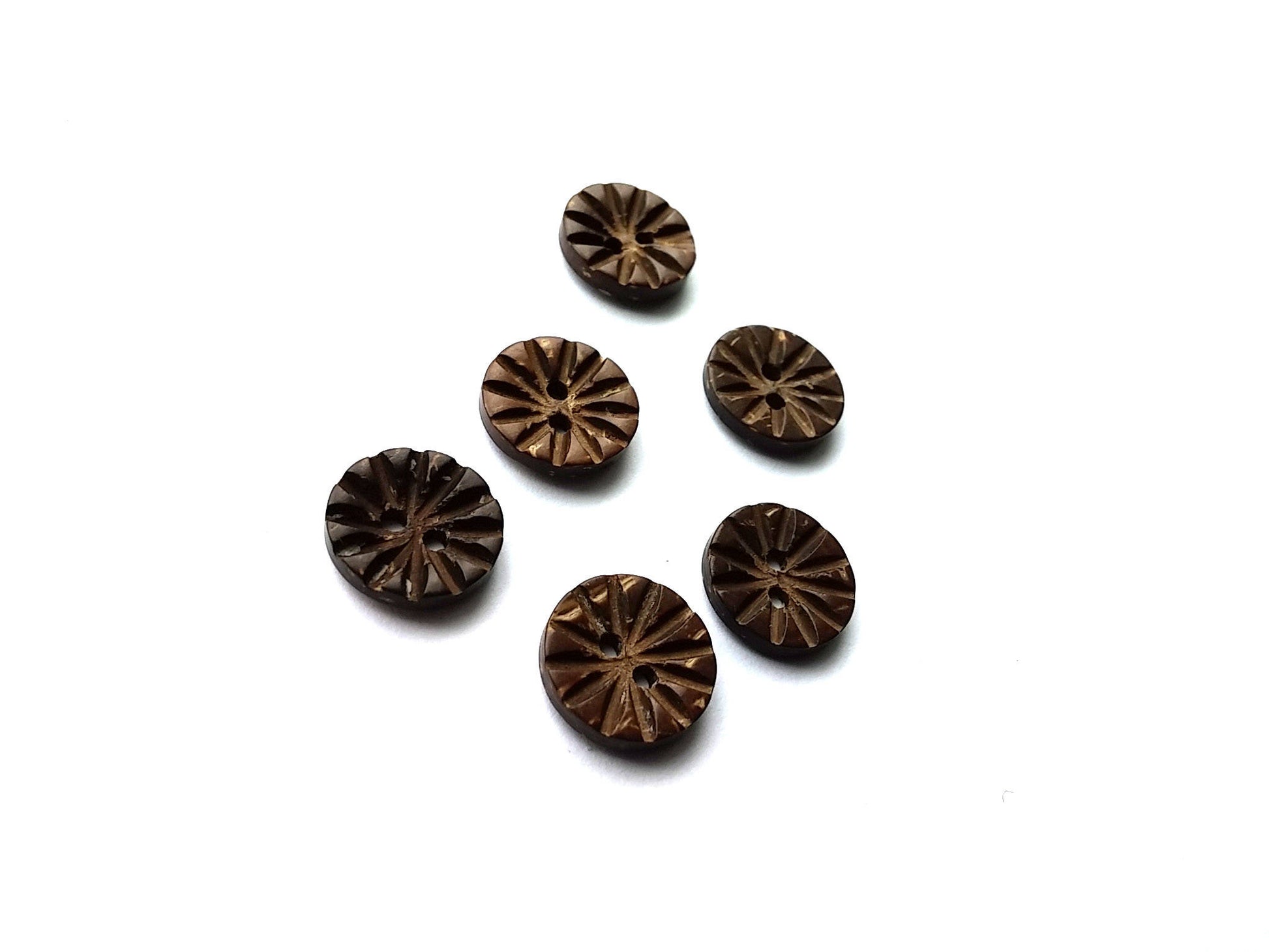 6 Boutons en bois de coco 13mm - Sculpté