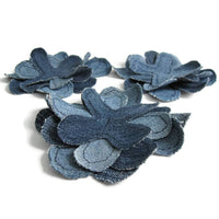 Fleurs en tissu de jeans DIY – tutoriel et patron téléchargeable
