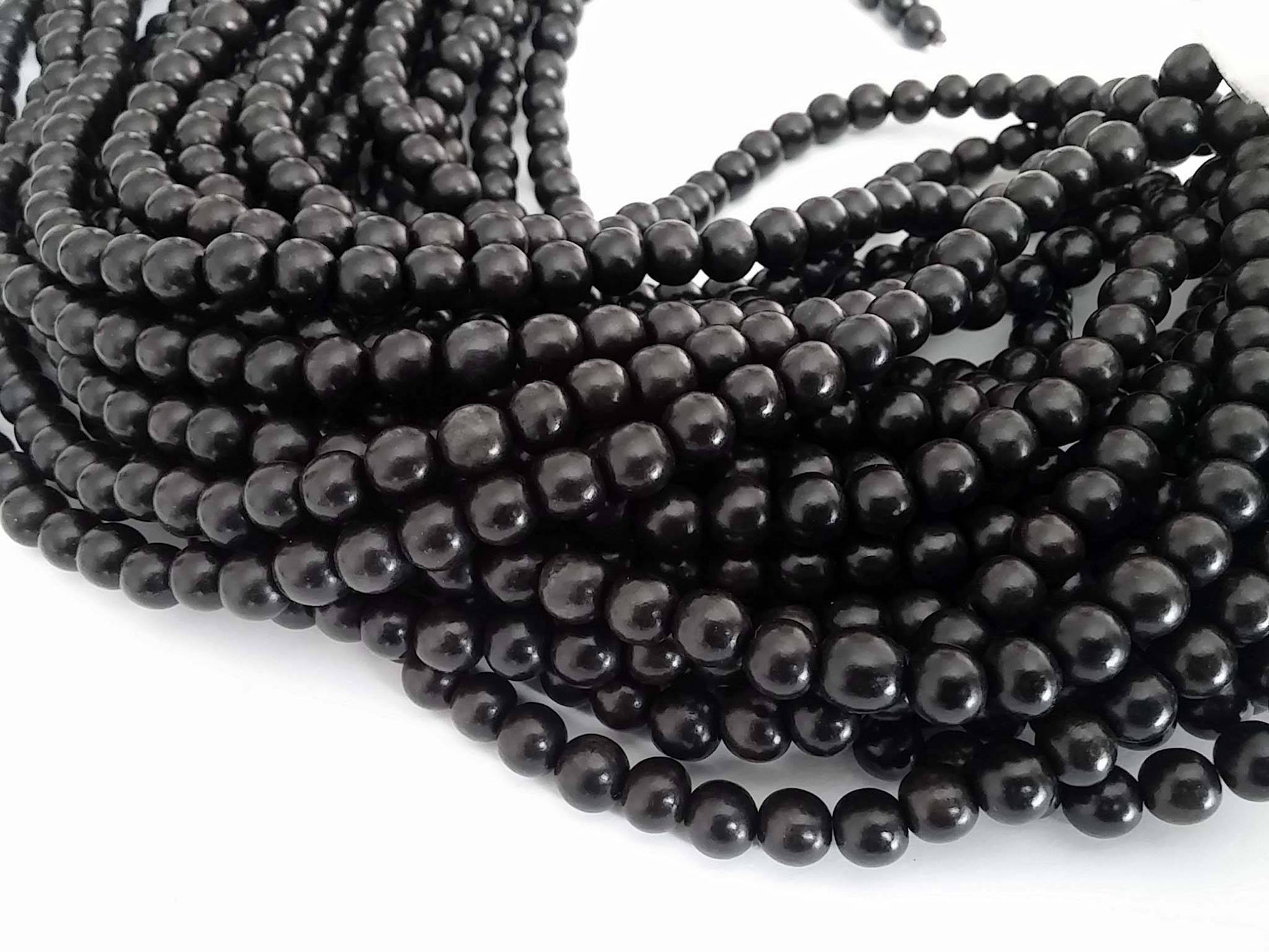 Perles rondes en bois exotique noires 6 ou 8mm
