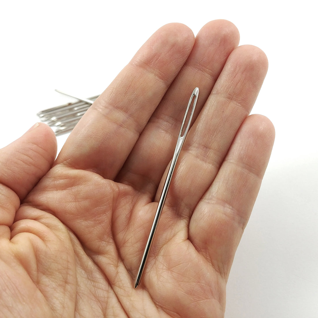 1 Big tapestry needle