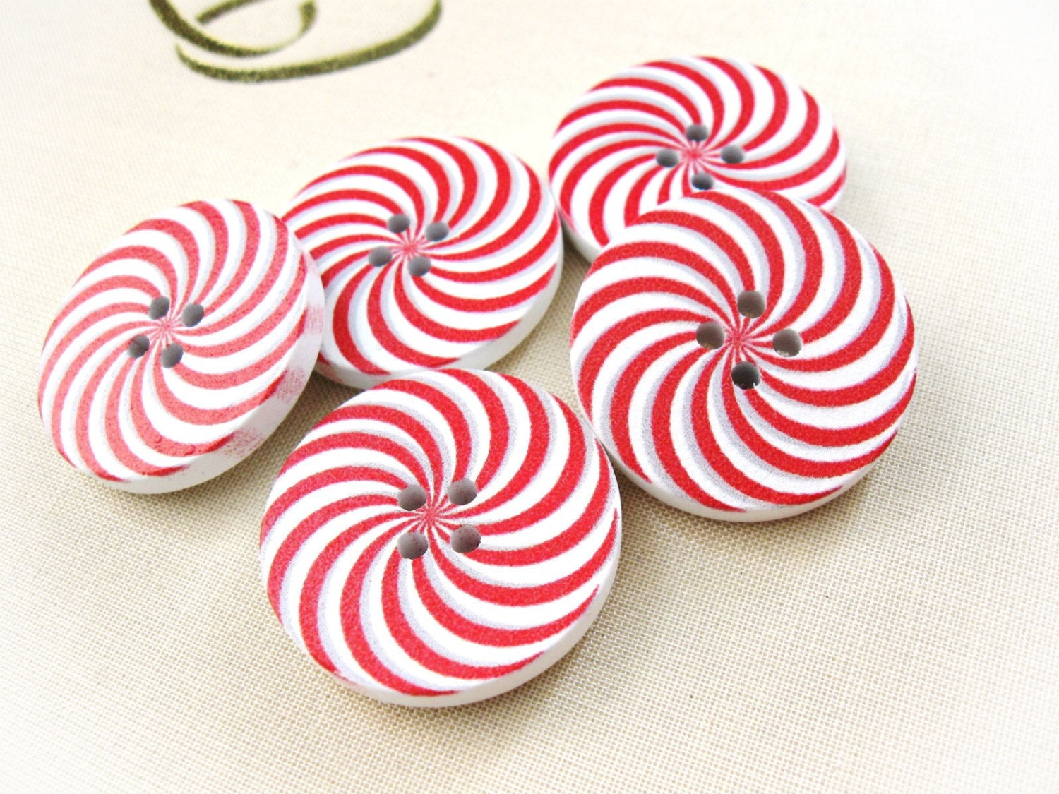 5 Boutons bonbons de Noël rouge et blanc en bois 30mm