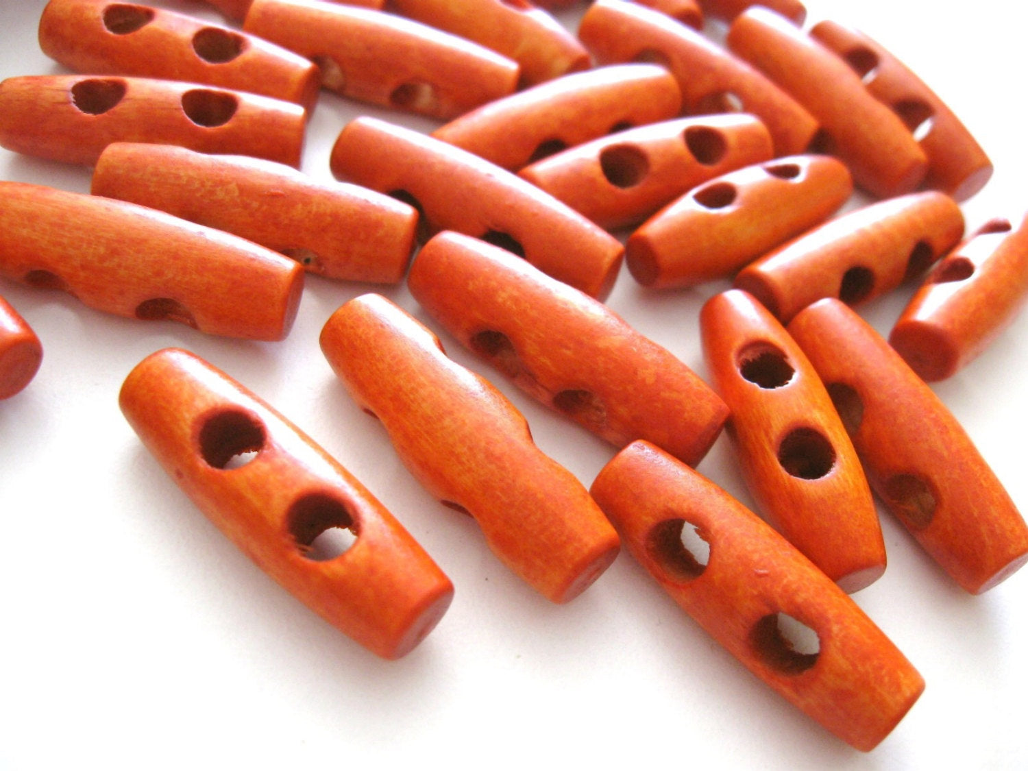 4 petits boutons de bois orange 3 x 1cm