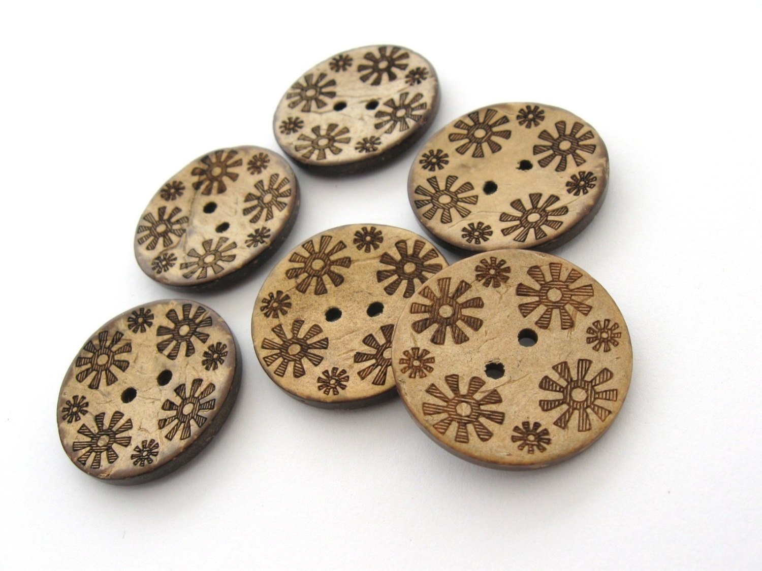 6 Boutons en bois de coco 28mm - motif de fleurs